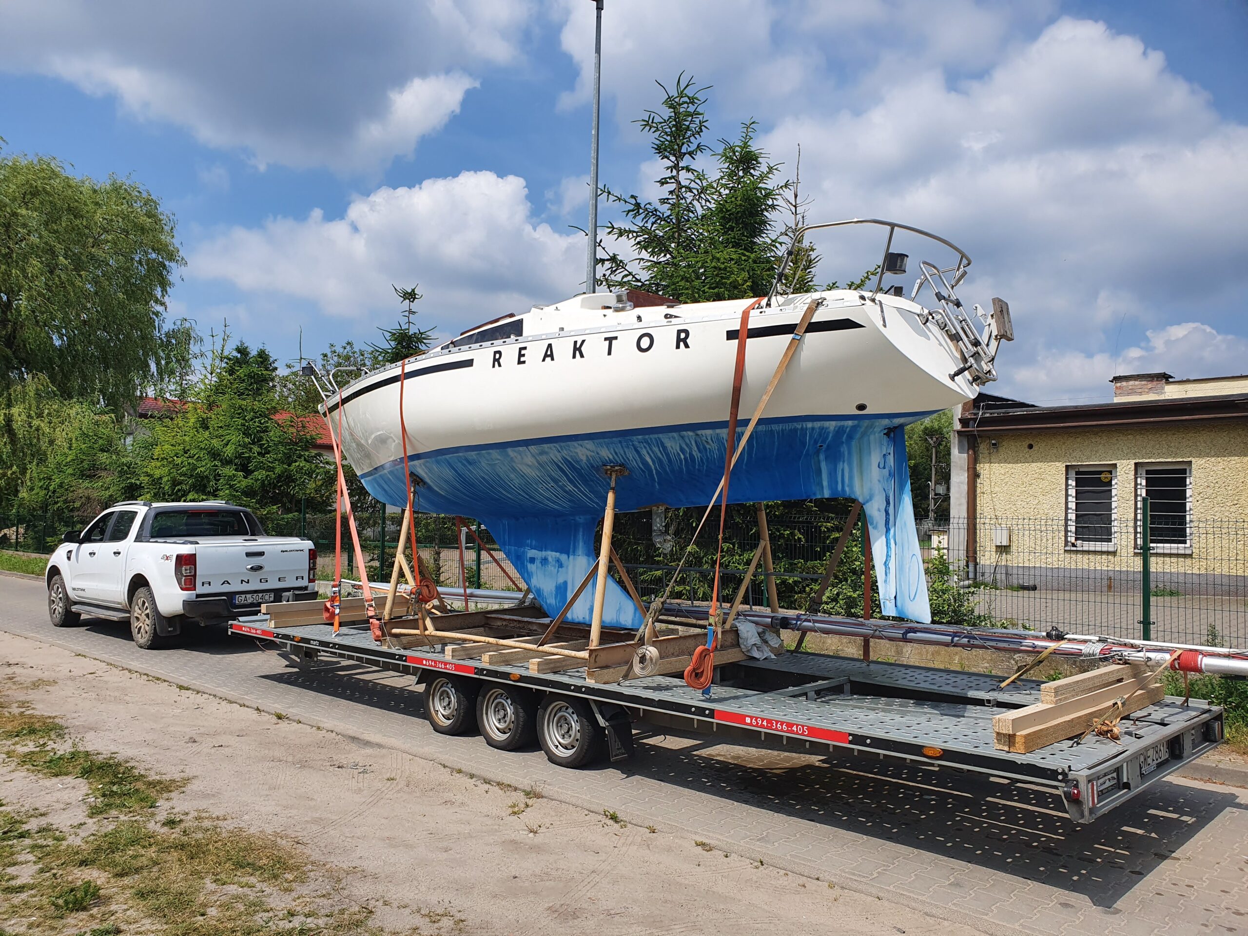 zdjęcie jachtu na przyczepie